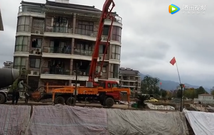 39米混凝土泵車在農村建房打底板施工視頻